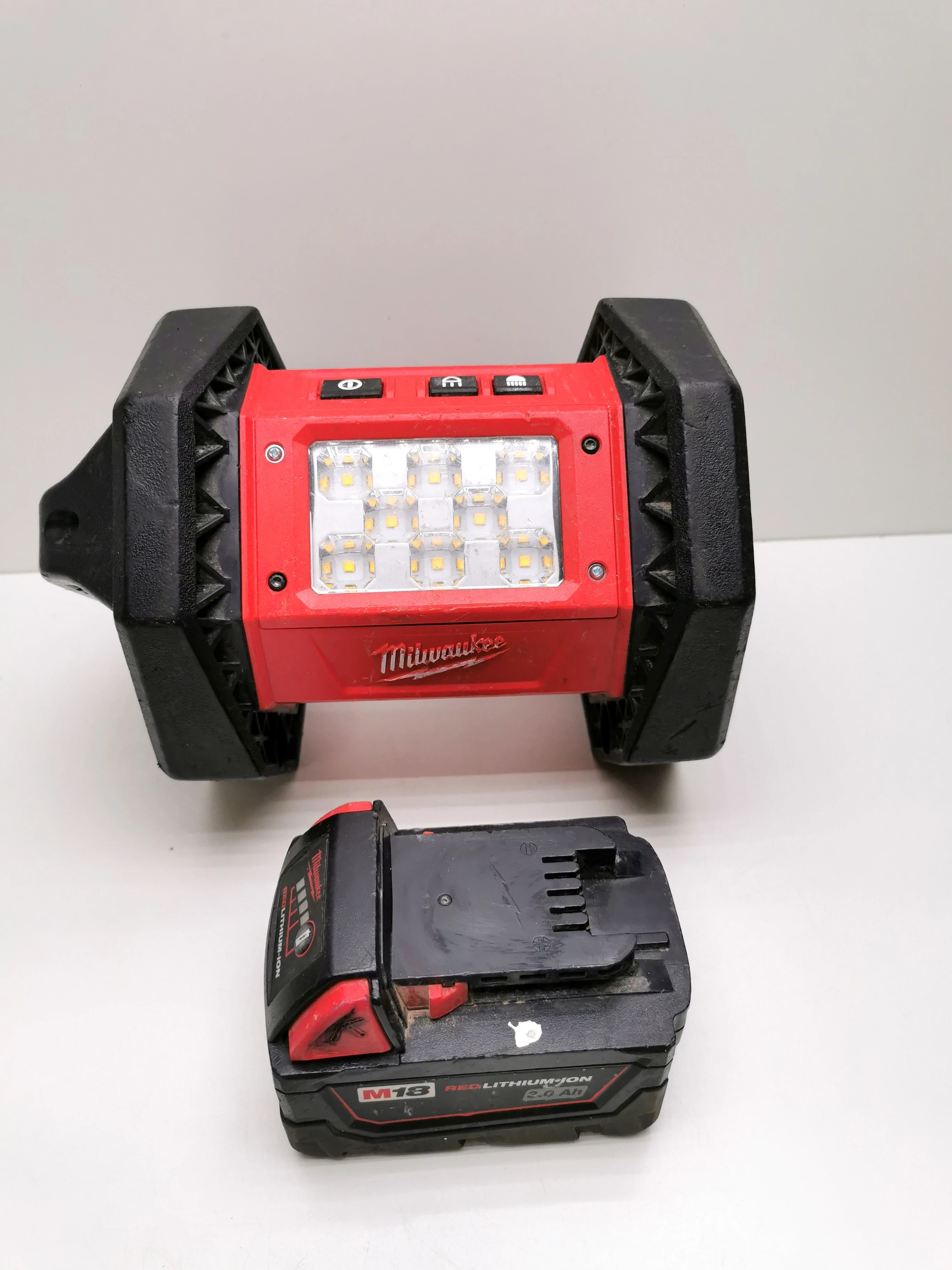 lampa-budowlana-halogen-led-milwaukee-m18-al-0-akumulator-30-ah-gen-augusta-emila-fieldorfa-nila-2c-ostroleka