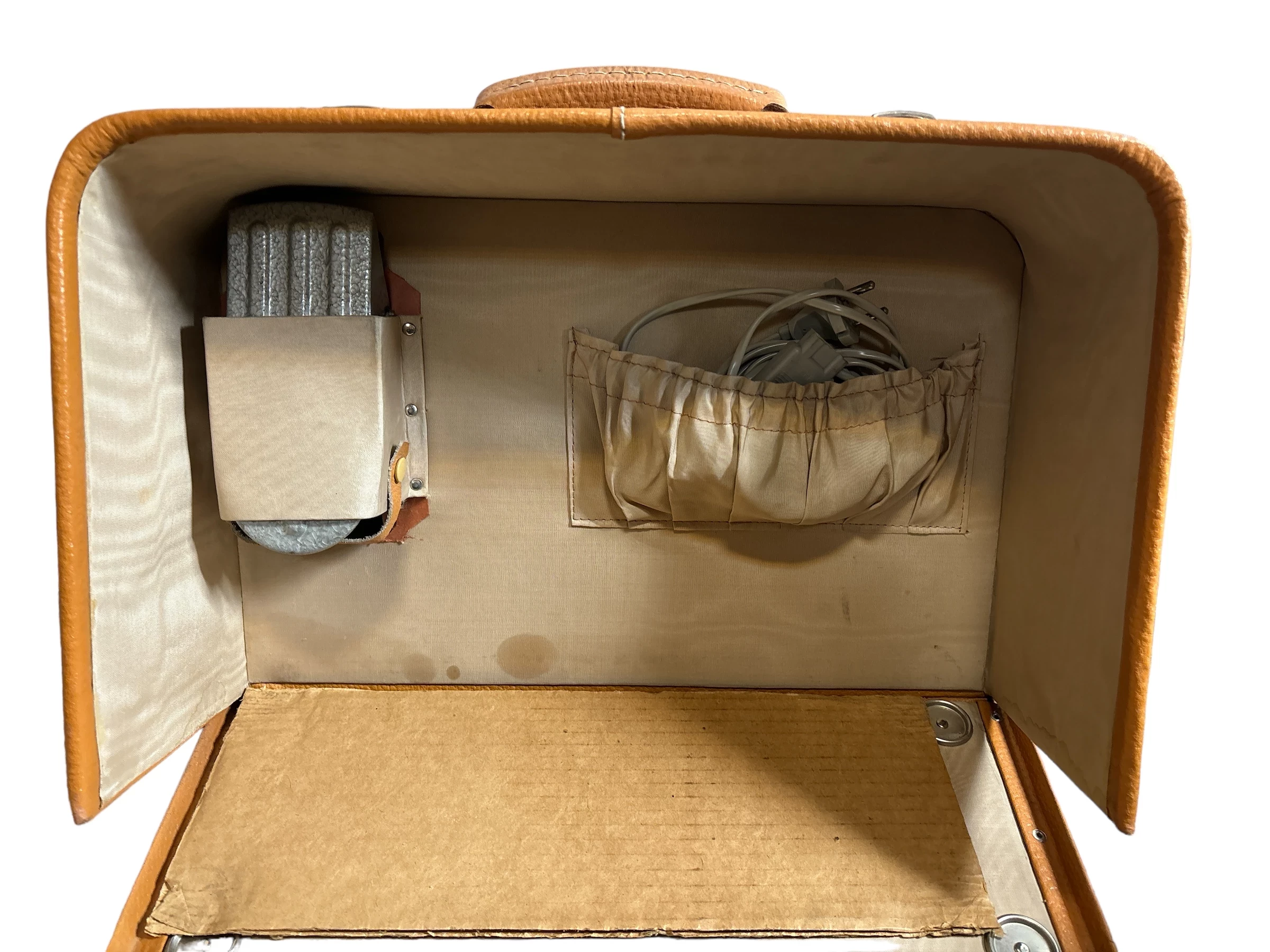 maszyna-do-szycia-lada-typ-137-komplet-w-walizce-kolor-dominujacy-bialy