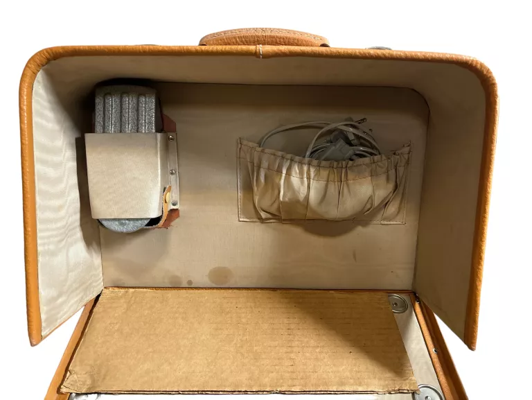 maszyna-do-szycia-lada-typ-137-komplet-w-walizce-kolor-dominujacy-bialy