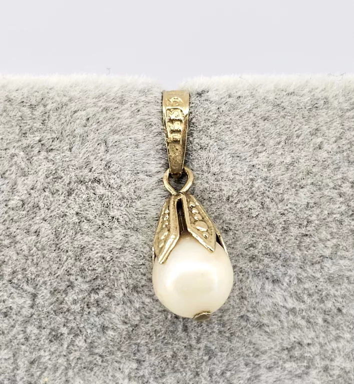 ELEGANCKA ZŁOTA ZAWIESZKA Z PERŁĄ 0.65G 333P