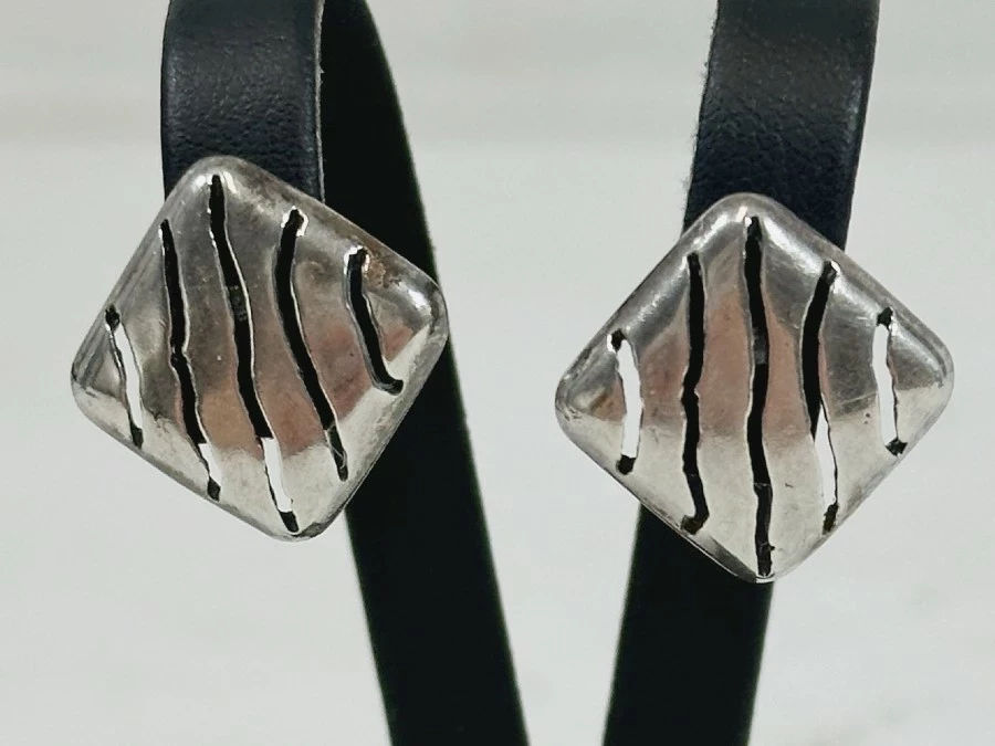 srebrne-kolczyki-kwadraty-sztyft-32g-przykuwajace-wzrok-pr-925-ean-gtin-5905658065294