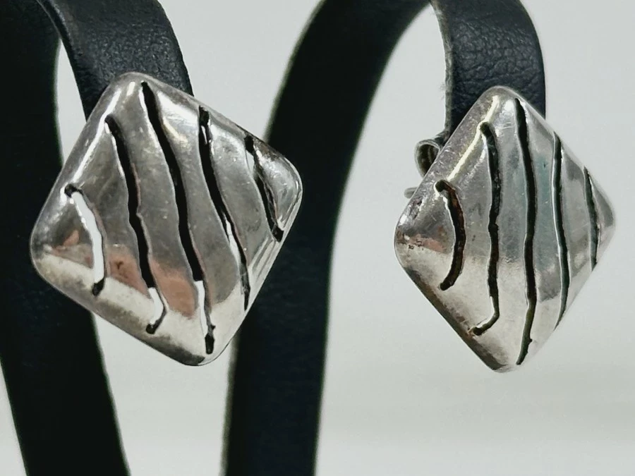 srebrne-kolczyki-kwadraty-sztyft-32g-przykuwajace-wzrok-pr-925-rodzaj-zapiecia-2207-1