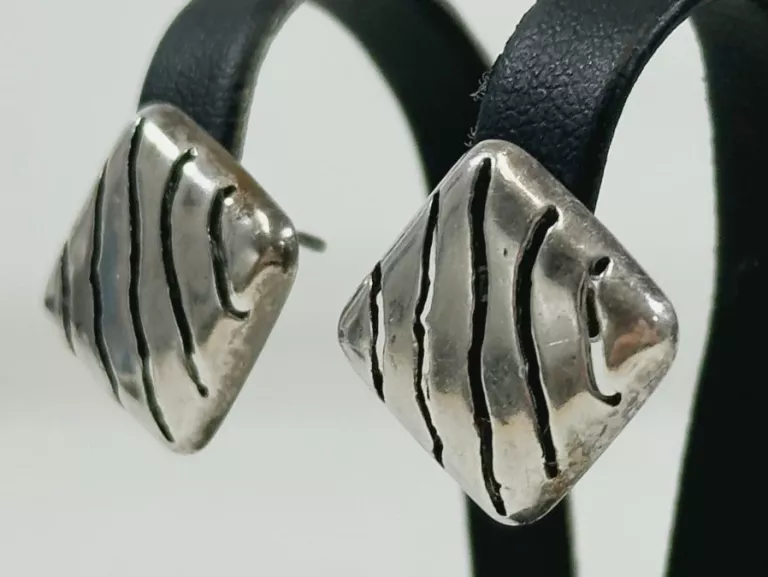 srebrne-kolczyki-kwadraty-sztyft-32g-przykuwajace-wzrok-pr-925-rodzaj-2205-16