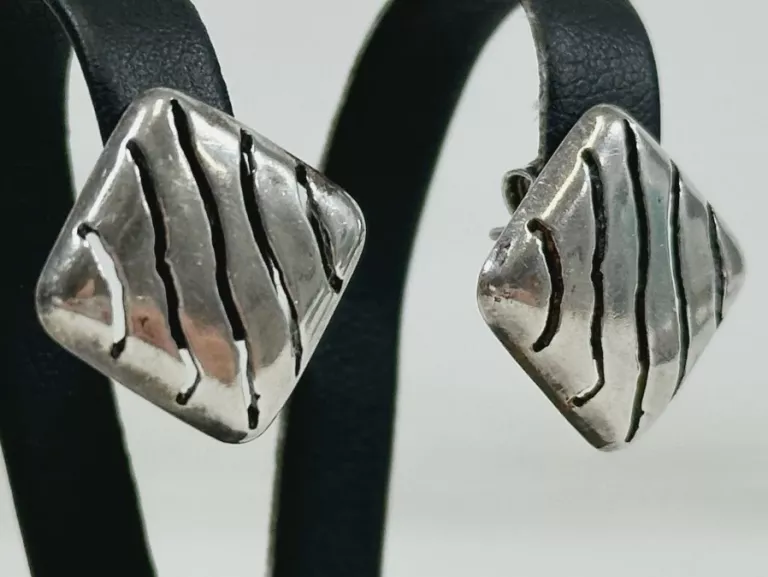 srebrne-kolczyki-kwadraty-sztyft-32g-przykuwajace-wzrok-pr-925-marka-226434-1704211