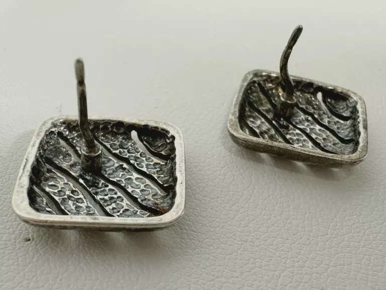 srebrne-kolczyki-kwadraty-sztyft-32g-przykuwajace-wzrok-pr-925-material-15835-4