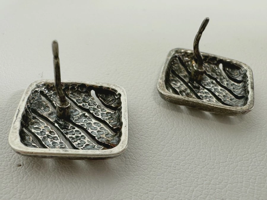 srebrne-kolczyki-kwadraty-sztyft-32g-przykuwajace-wzrok-pr-925-material-15835-4