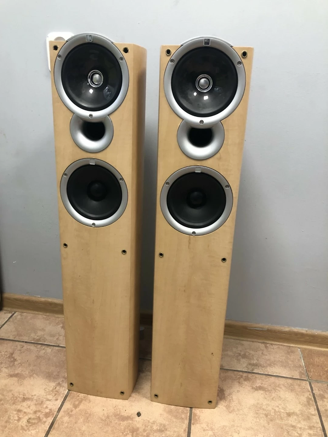 KOLUMNY POD OGOWE KEF Q4 Stereo Loombard pl kolumny-pod-ogowe-kef-q4-stereo-loombard-pl
