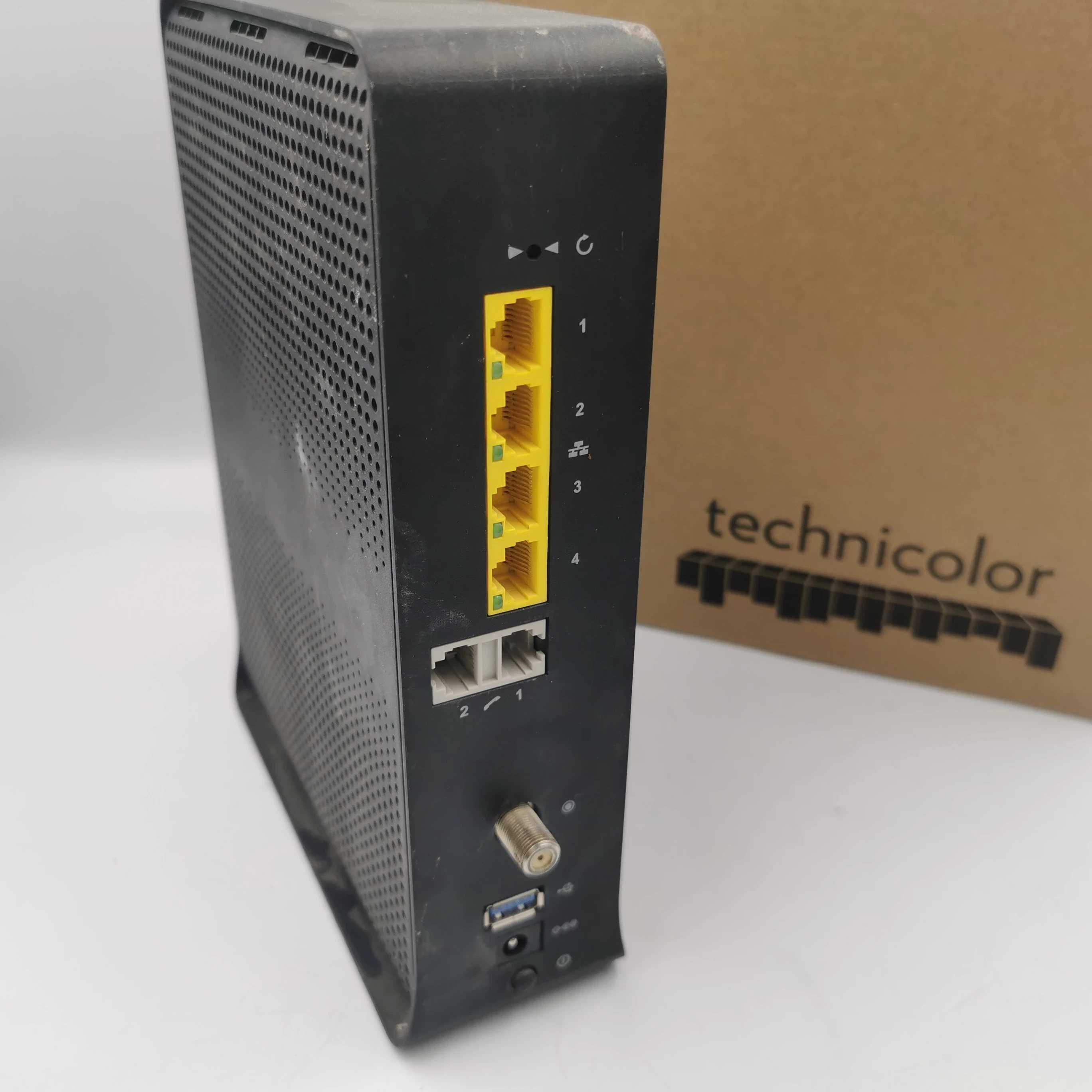 router-technicolor-cga4236tch1-liczba-portow-lan-rj-45-4