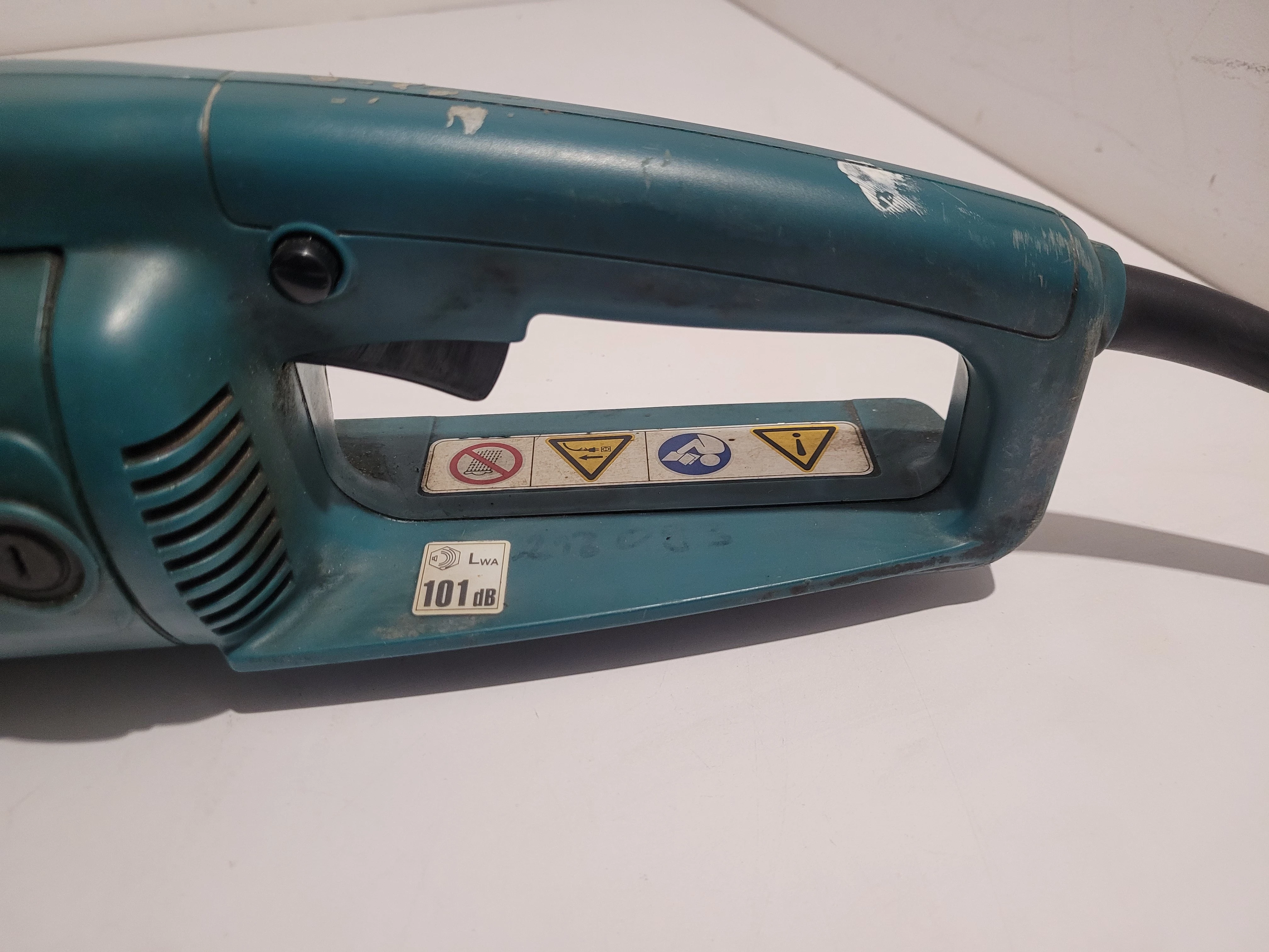 pila-elektryczna-lancuchowa-makita-model-uc4003a-zastosowanie-drewno