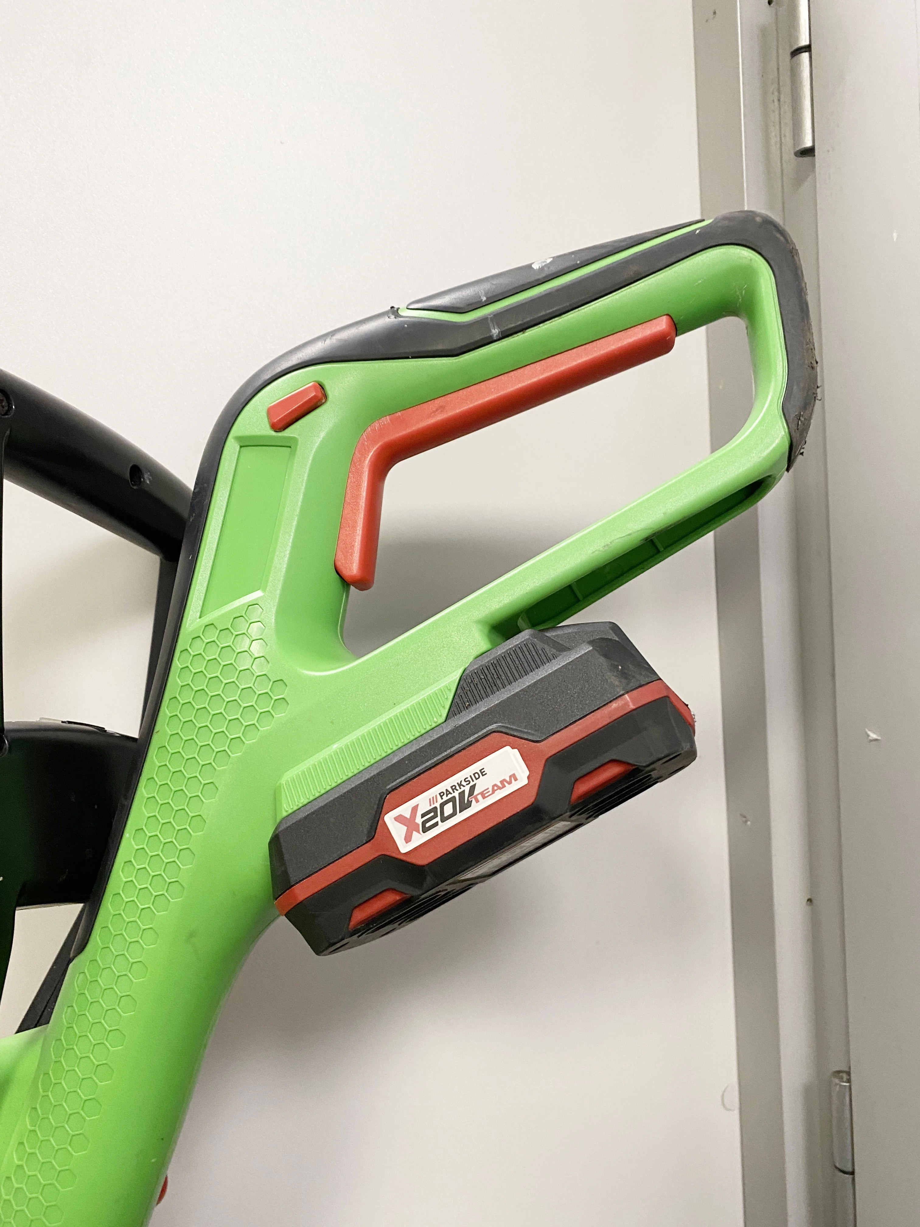 podkaszarka-akumulatorowa-florabest-frta-20-a1-akumulator-parkside-waga-narzedzia-6