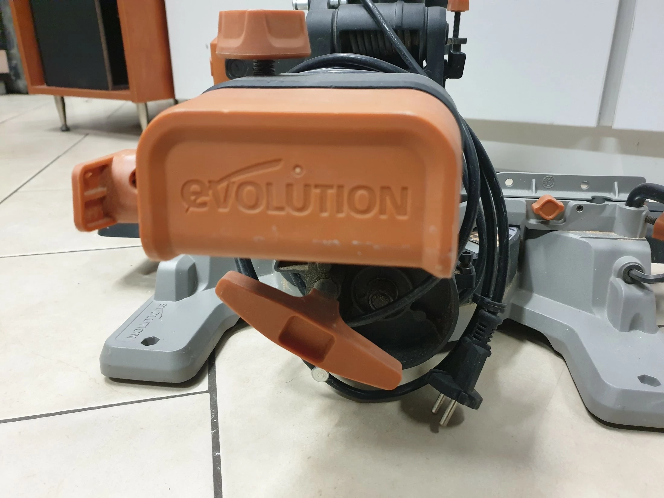 pila-ukosnica-evolution-r210-1500w-srednica-tarczy-210