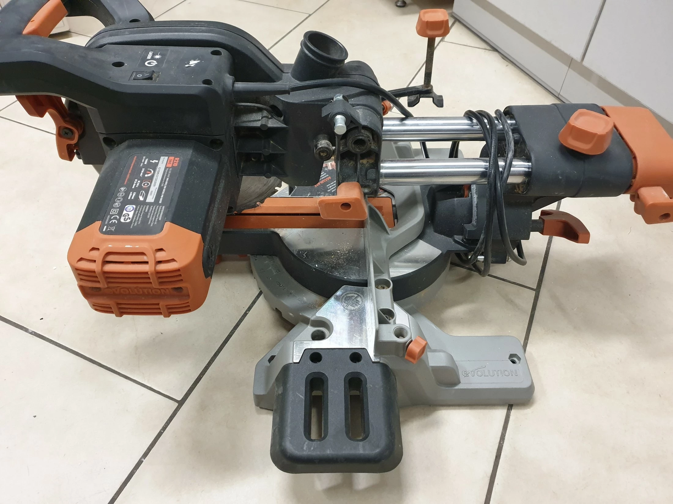 pila-ukosnica-evolution-r210-1500w-product-id-cdaf749f-15a3-424a-8614-4c77c96e8b38