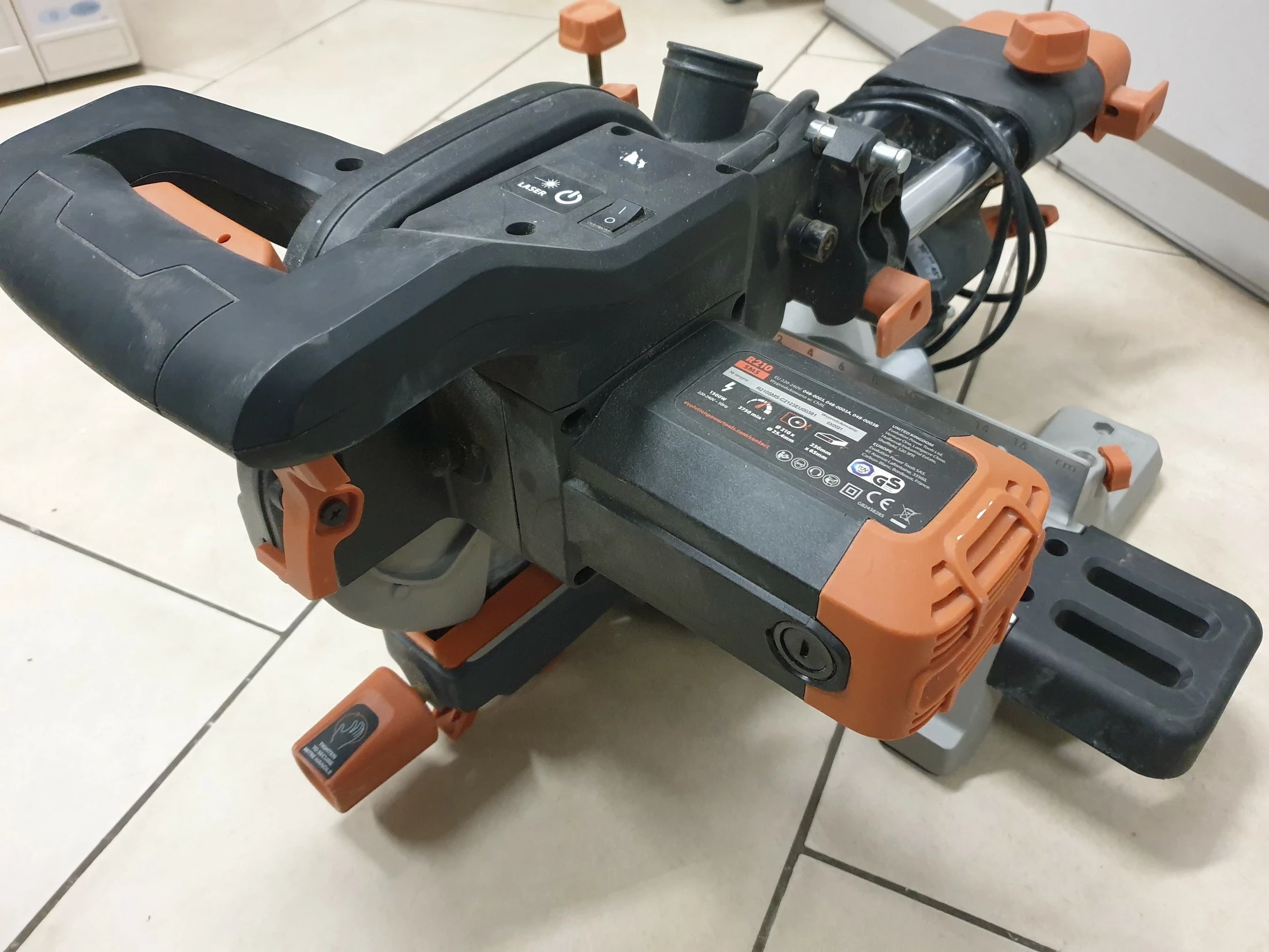 pila-ukosnica-evolution-r210-1500w-cechy-dodatkowe-laserowy-wskaznik-linii-ciecia