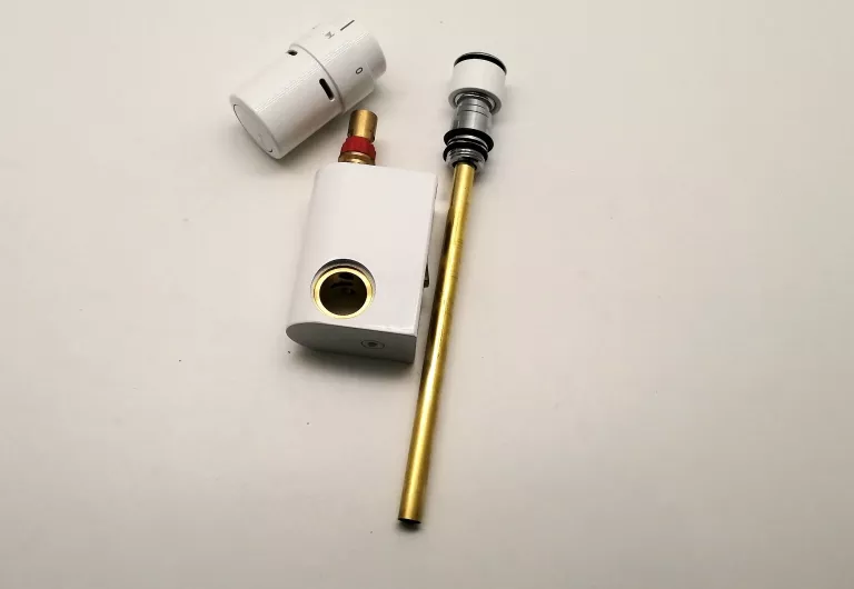 zawor-grzejnikowy-danfoss-ral9016-stan-uzywany