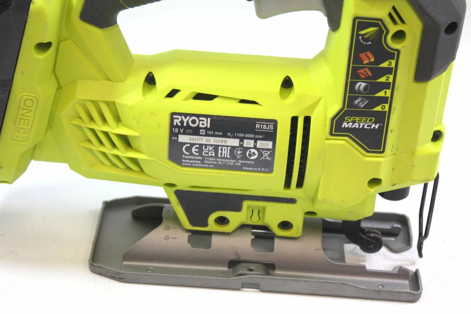 wyrzynarka-akumulatorowa-ryobi-one-ryobi-r18js-mocowanie-brzeszczotu-chwyt-typu-t