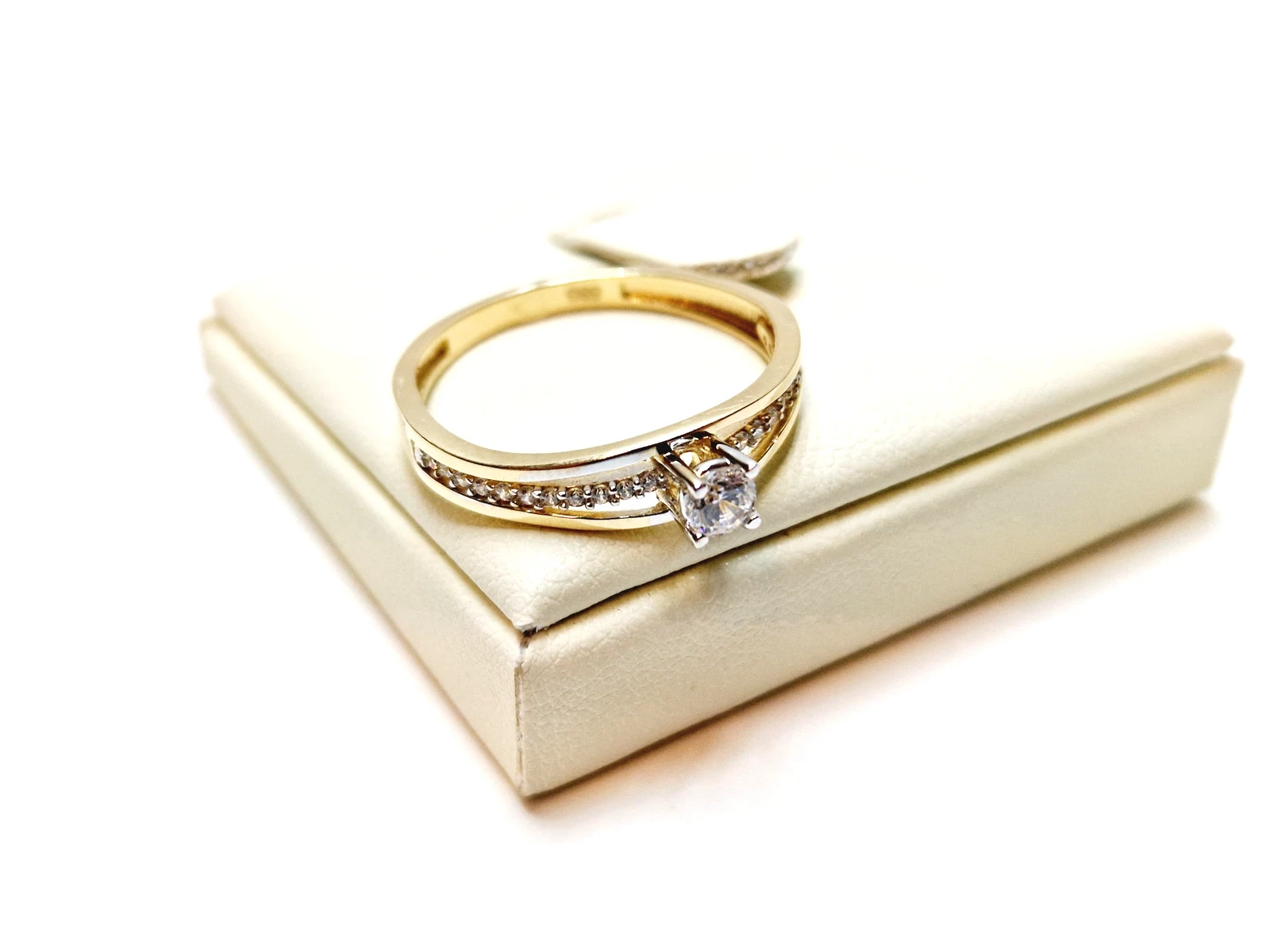 zloty-sliczny-pierscionek-585-208g-r18-rodzaj-klasyczne