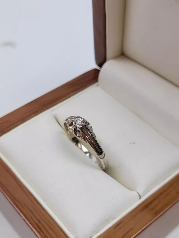 PIERŚCIONEK Z BIAŁEGO ZŁOTA 585 1,93G R.15