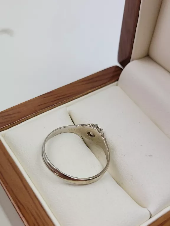 PIERŚCIONEK Z BIAŁEGO ZŁOTA 585 1,93G R.15