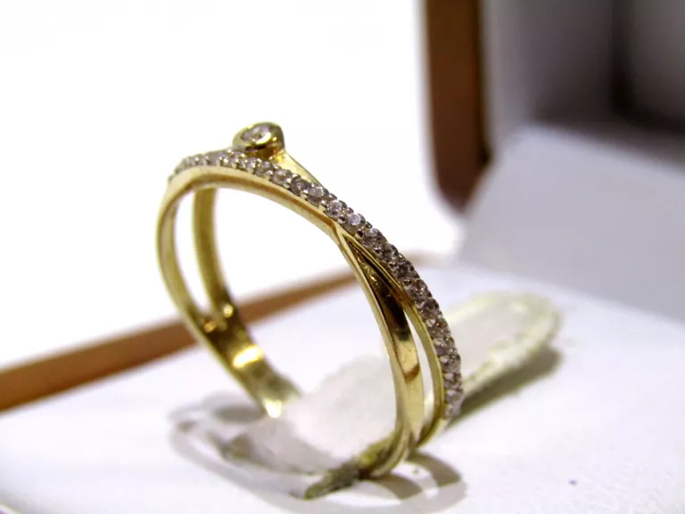 PRZEŚLICZNY ZŁOTY PIERŚCIONEK 585 Z CYRKONIAMI