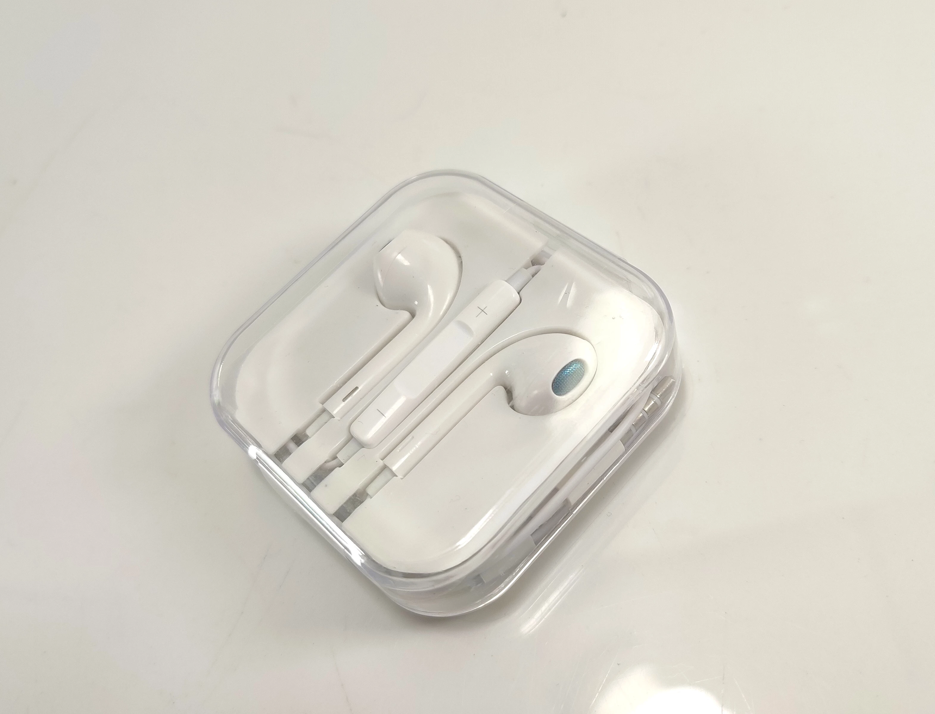 27-sluchawki-zapakowane-iphone-jack-kolor-dominujacy-129357-2