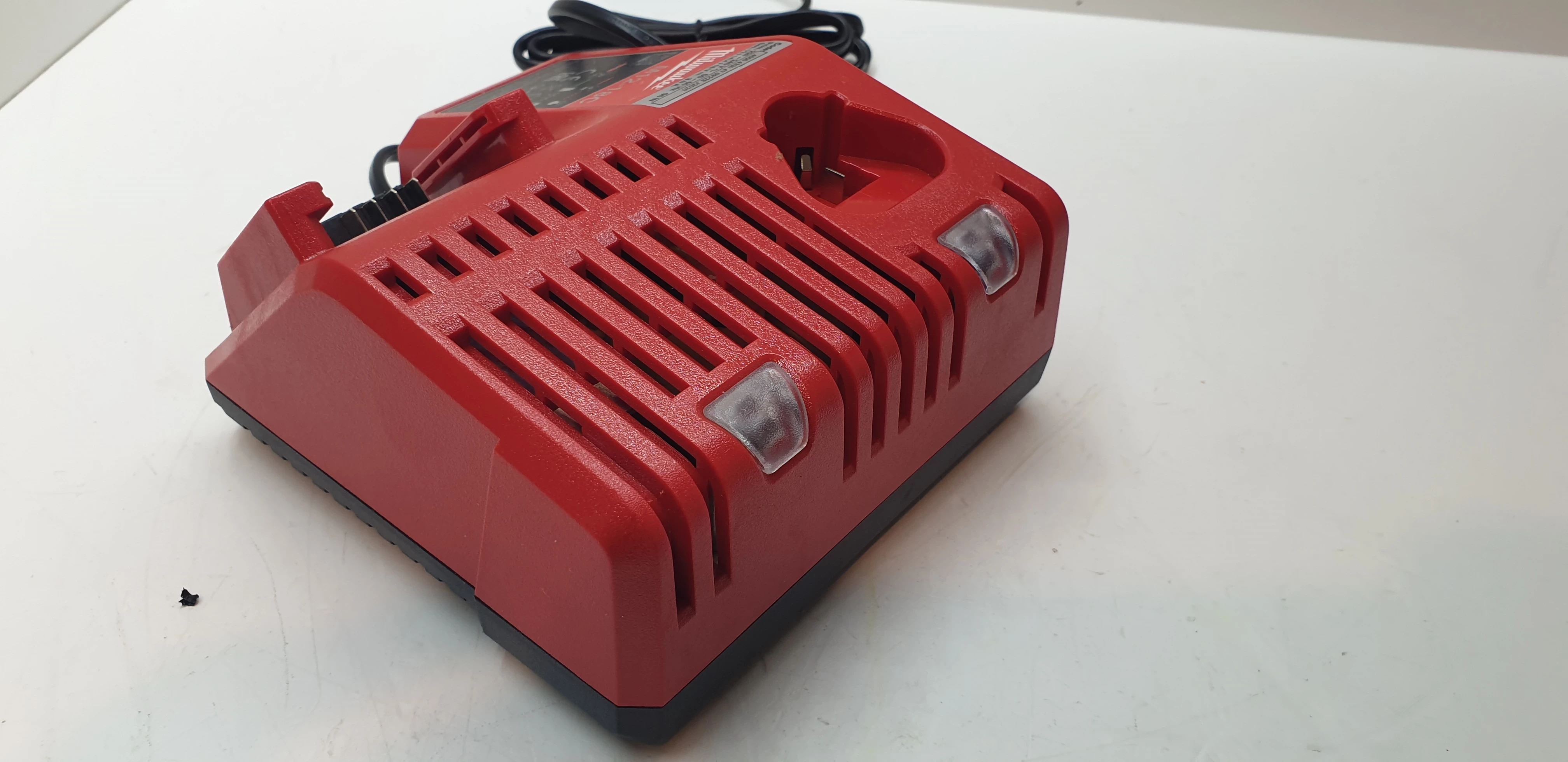 ladowarka-milwaukee-m12-18c-marka-milwaukee