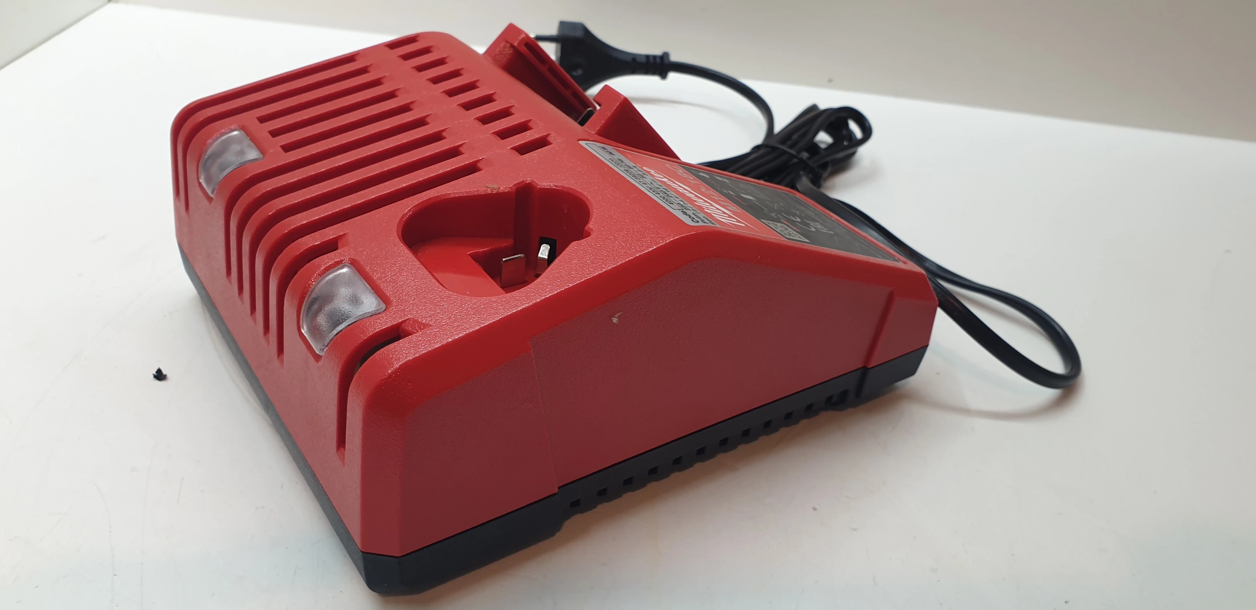 ladowarka-milwaukee-m12-18c-product-id-996f772e-a81f-4144-b04d-2ffe9aa30a0c