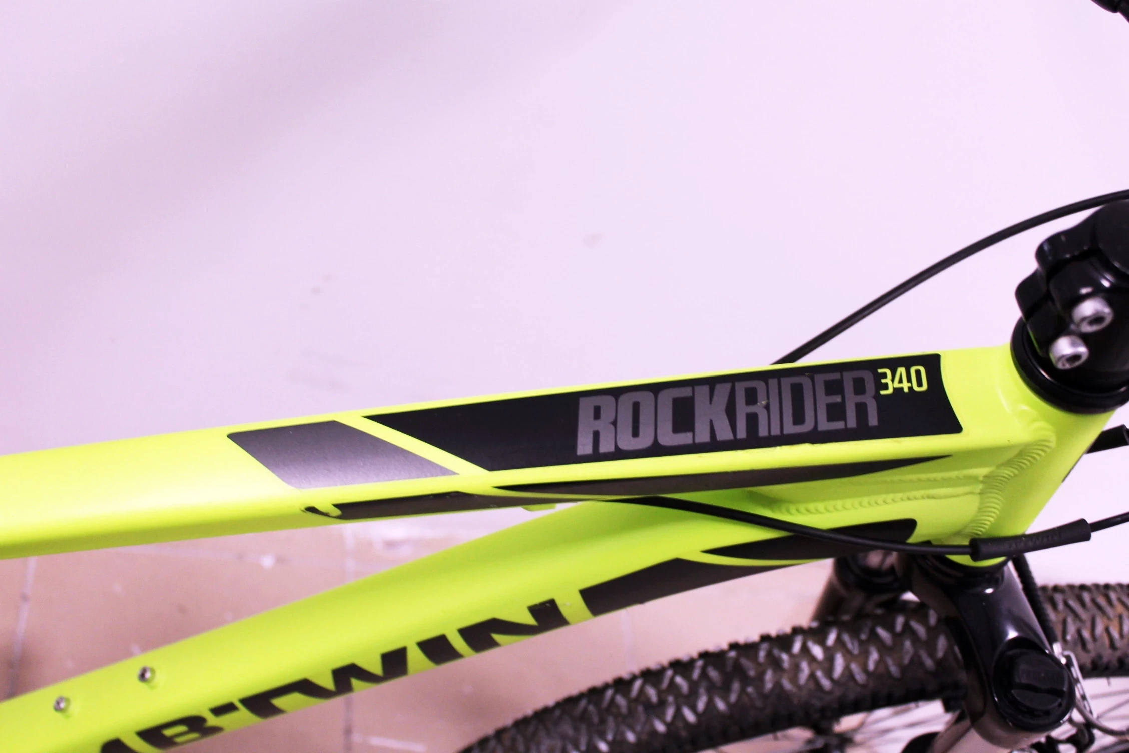 rower-b-twin-rockraider-340-neonowo-zielony-rozmiar-kola-26