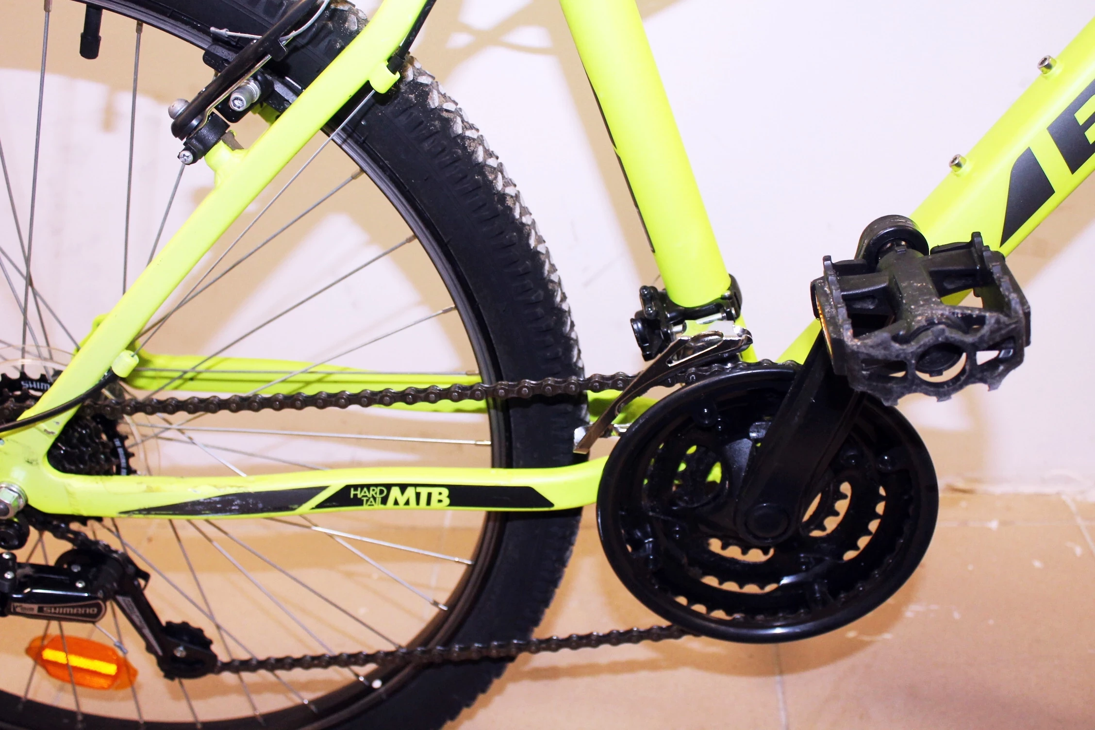 rower-b-twin-rockraider-340-neonowo-zielony-rozmiar-ramy-brak-informacji