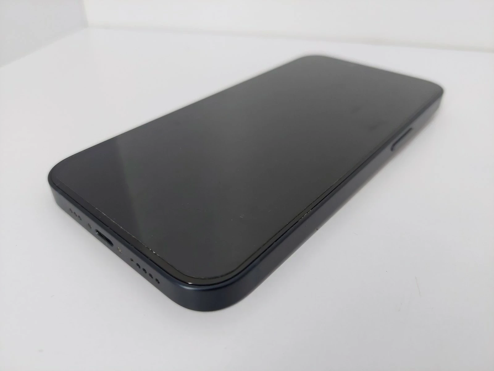 telefon-iphone-13-99-typ-smartfon