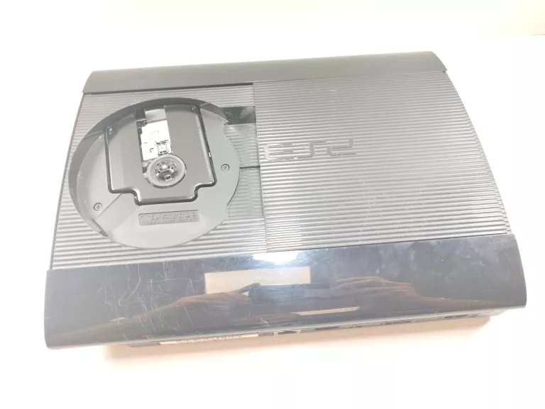 konsola-ps3-cech-4204a-pady-liczba-kontrolerow-w-zestawie-1