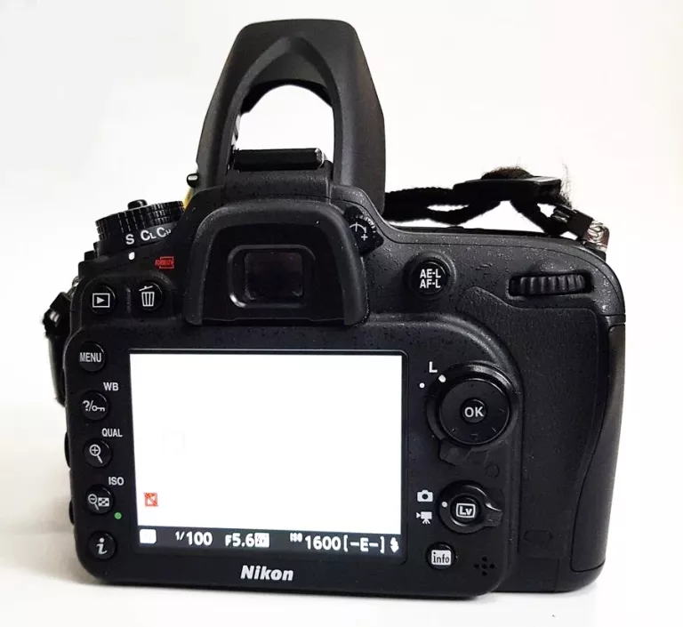 lustrzanka-nikon-d7100-obiektyw-18-105-vr-kit-w-zestawie-korpus