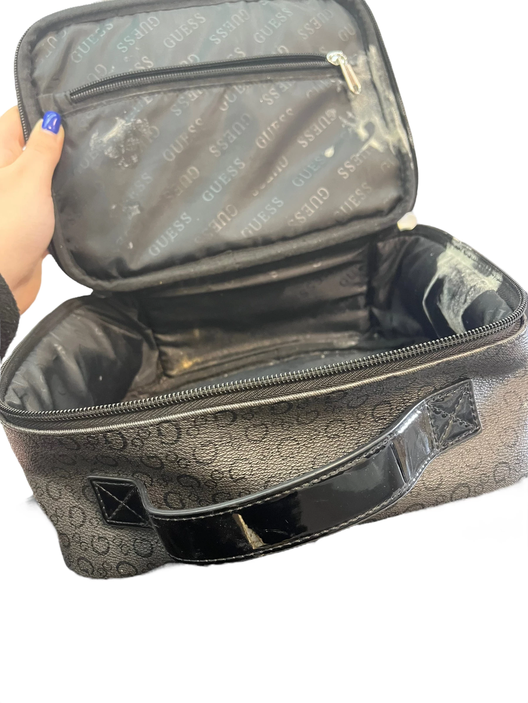 kosmetyczka-guess-brudna-do-wyczyszczenia-ean-gtin-190231649236