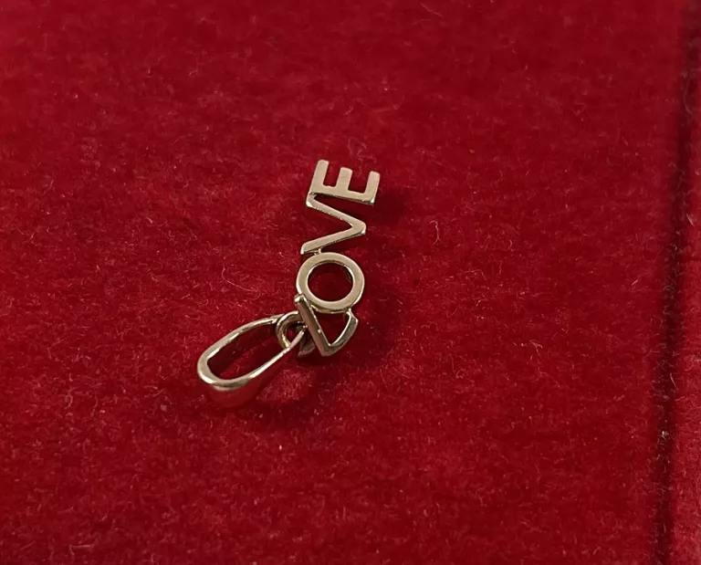 delikatna-zlota-zawieszka-love-proby-585-rodzaj-wyrob-jubilerski