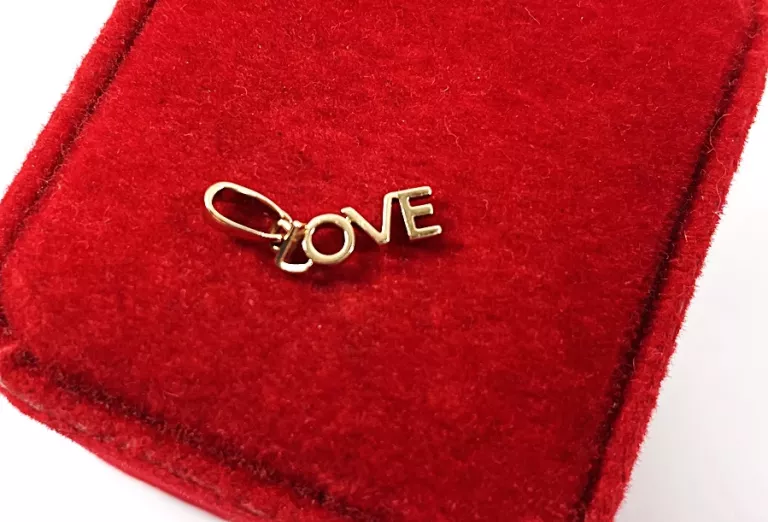 delikatna-zlota-zawieszka-love-proby-585-modlinska-1a-nowy-dwor-maz-sj