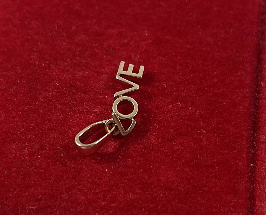 delikatna-zlota-zawieszka-love-proby-585-rodzaj-wyrob-jubilerski