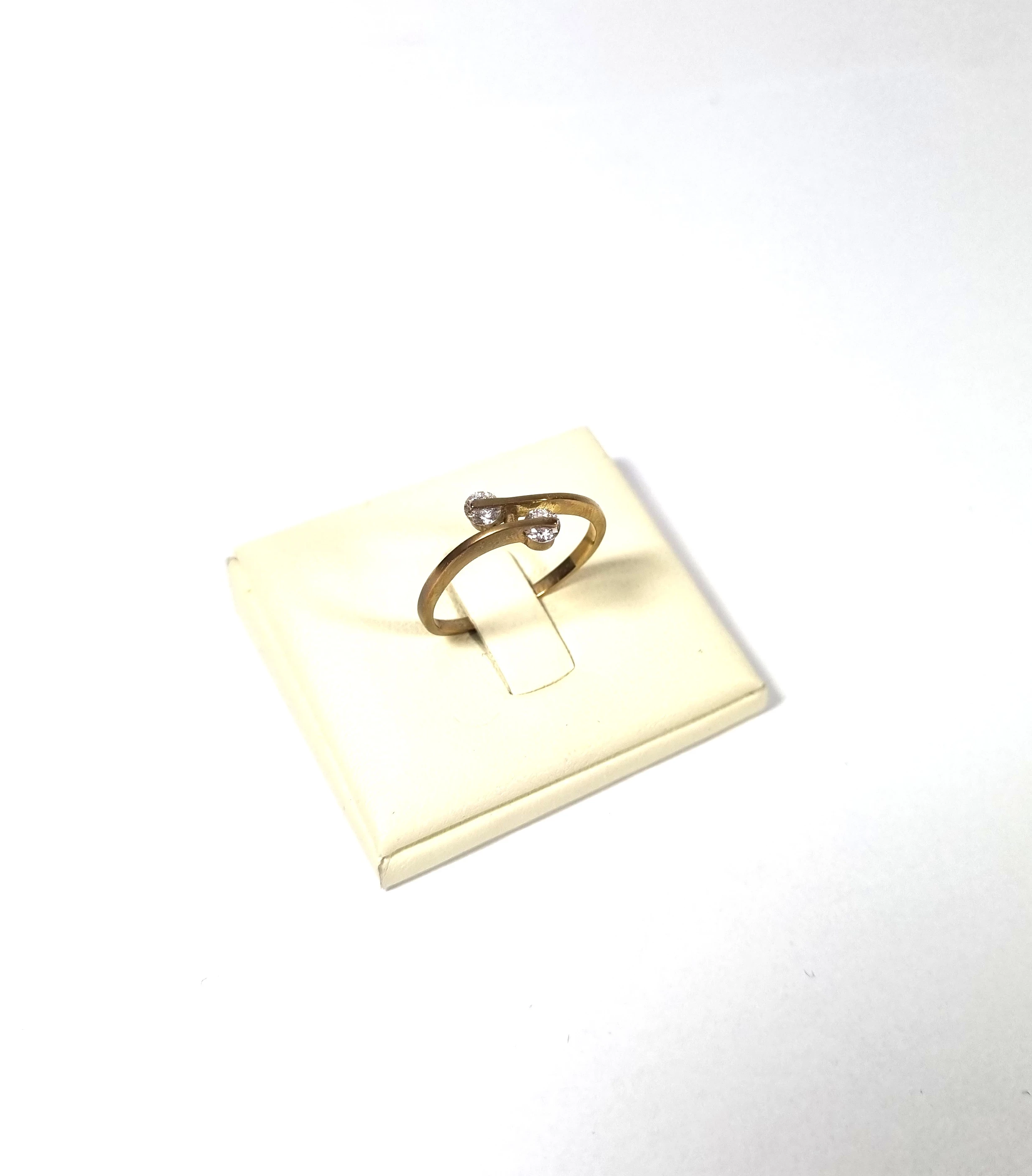 piekny-zloty-pierscionek-material-15835-2