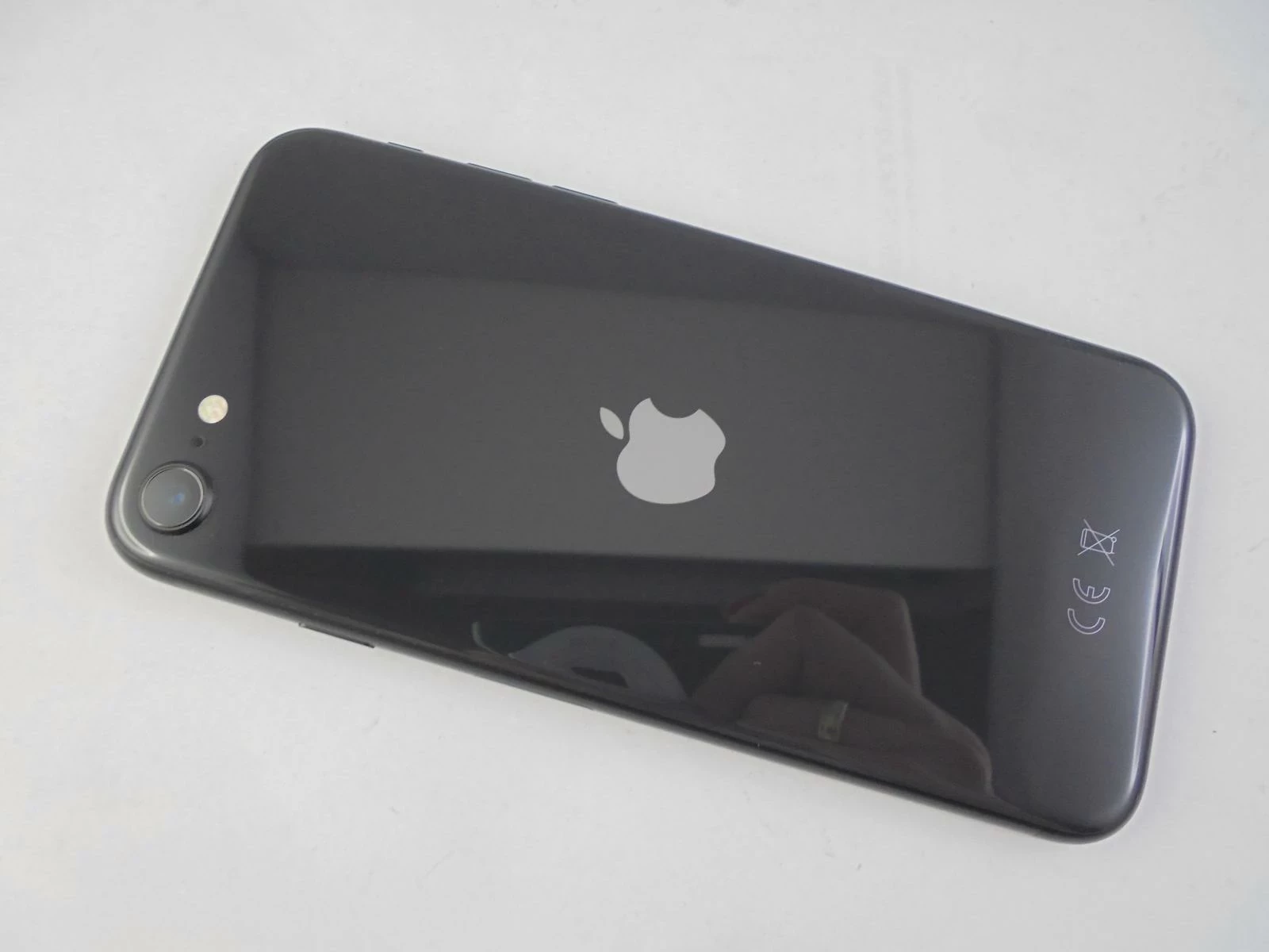 apple-iphone-se-2020-64gb-100-bat-idealny-przekatna-ekranu-47