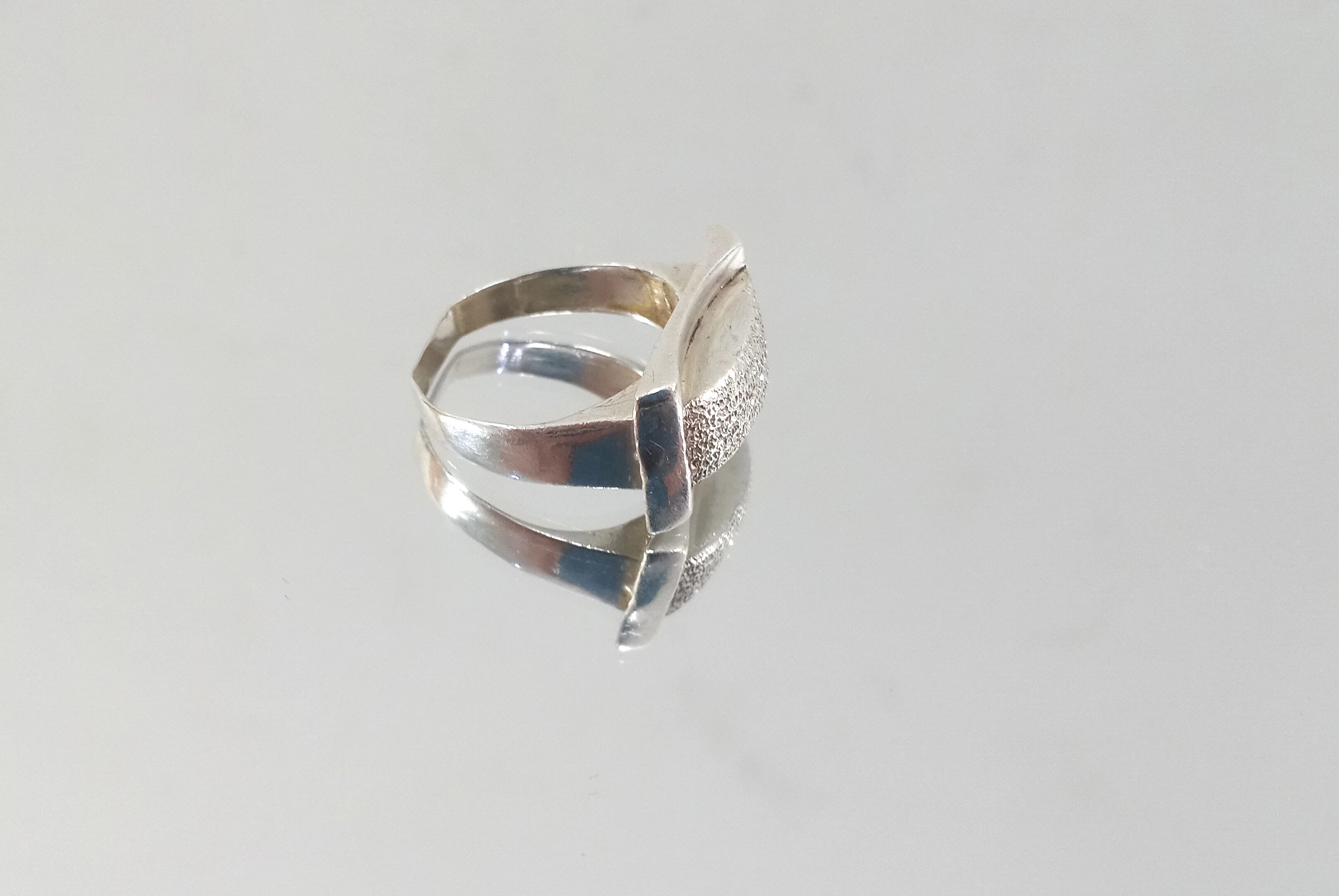 duzy-srebrny-pierscionek-material-srebro