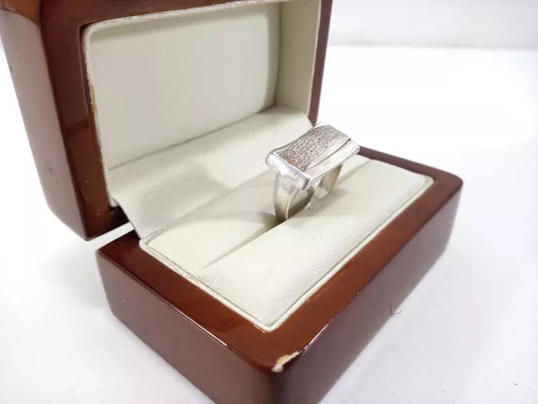 duzy-srebrny-pierscionek-stan-uzywany
