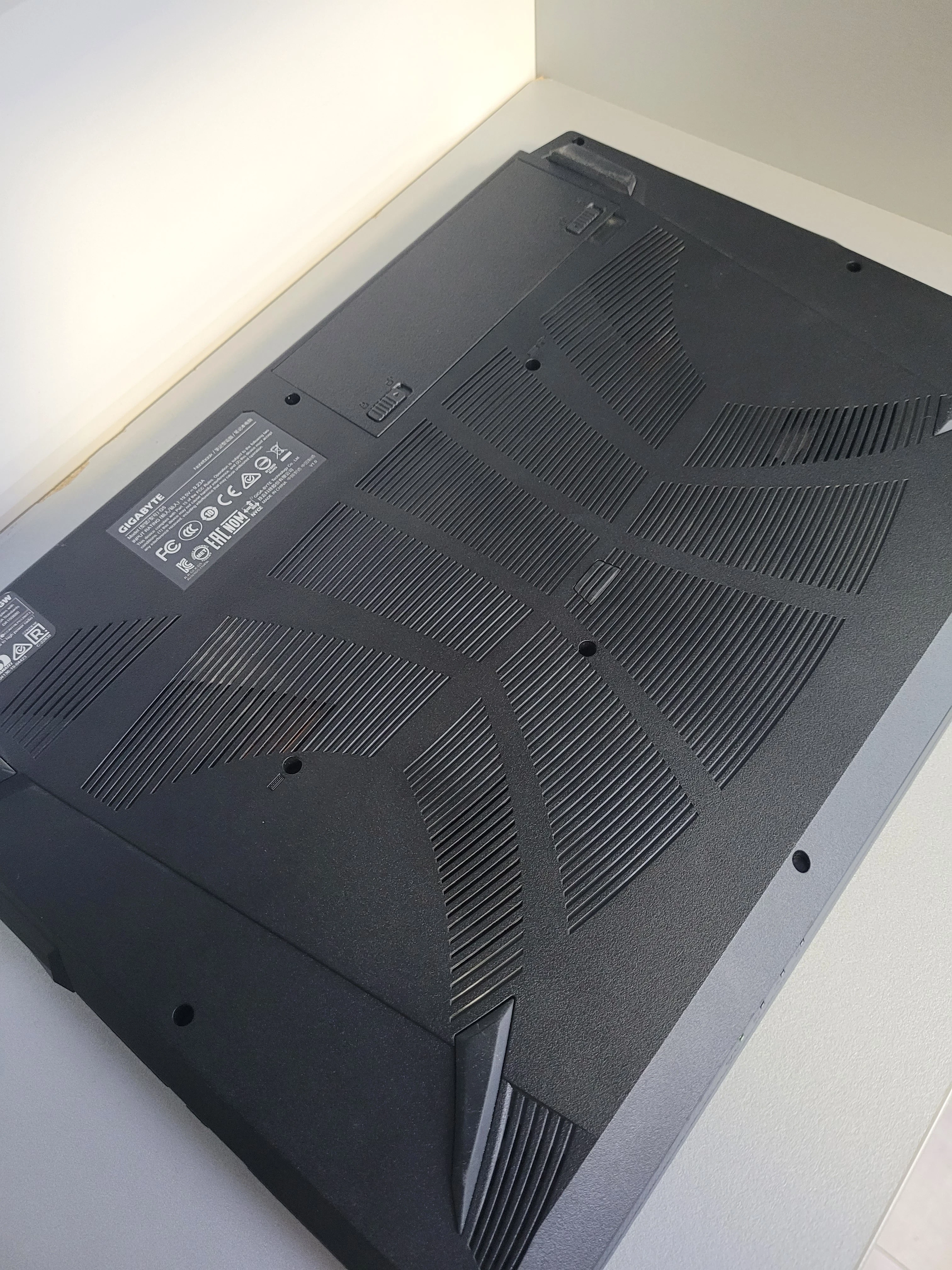 laptop-gigabyte-g5-kc-i5-10500h-16512-gb-czarny-przekatna-ekranu-1560