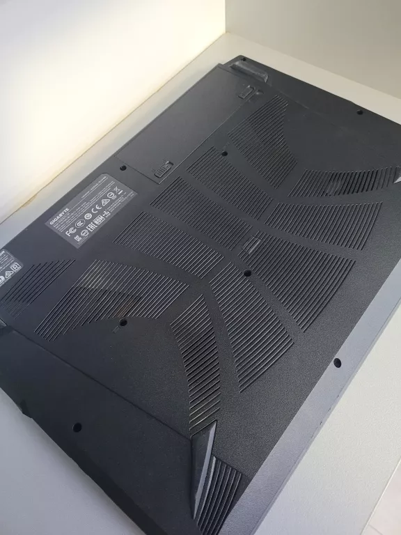 laptop-gigabyte-g5-kc-i5-10500h-16512-gb-czarny-przekatna-ekranu-1560