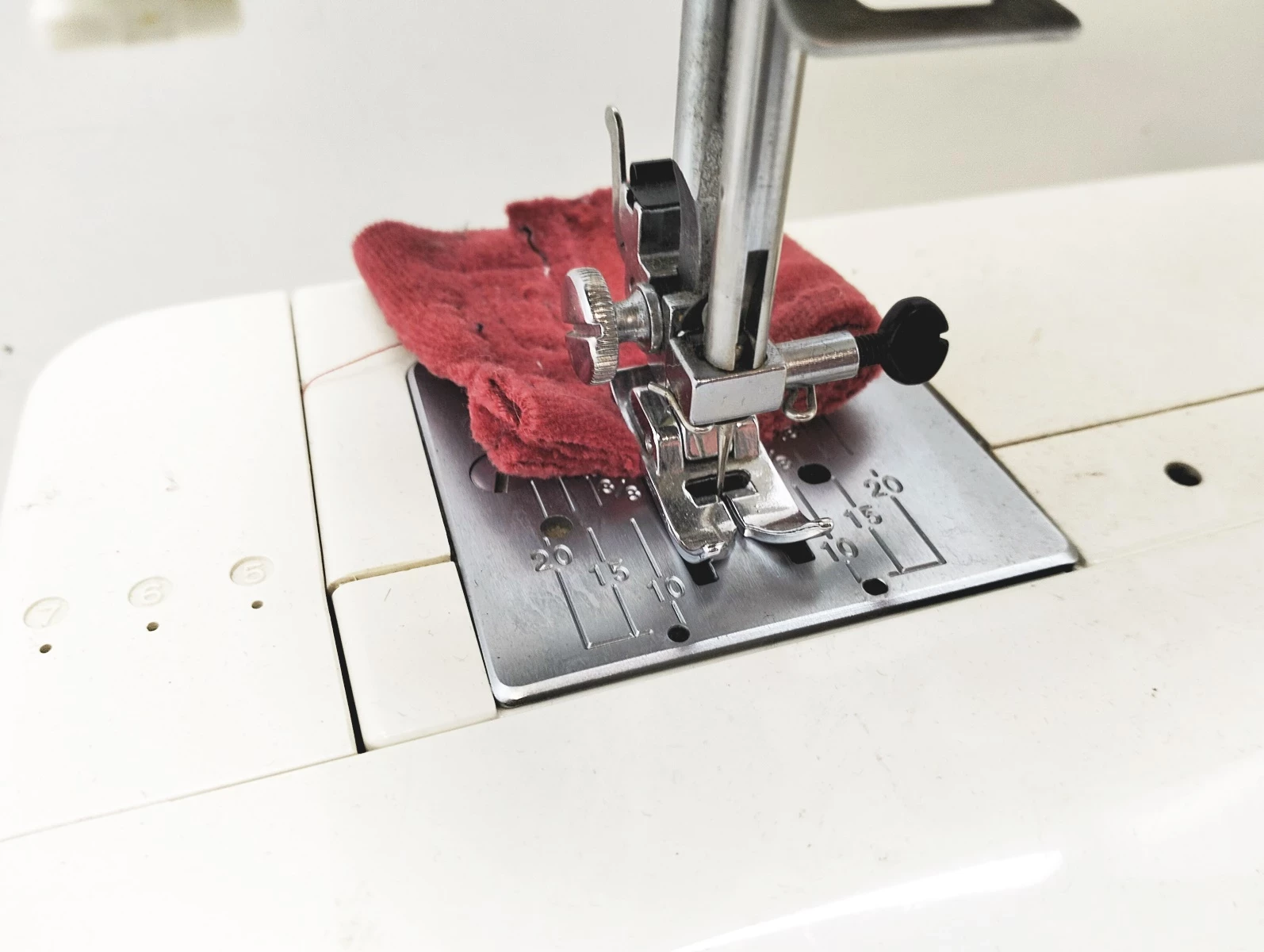 maszyna-do-szycia-elna-2110-ean-gtin-7611850701943