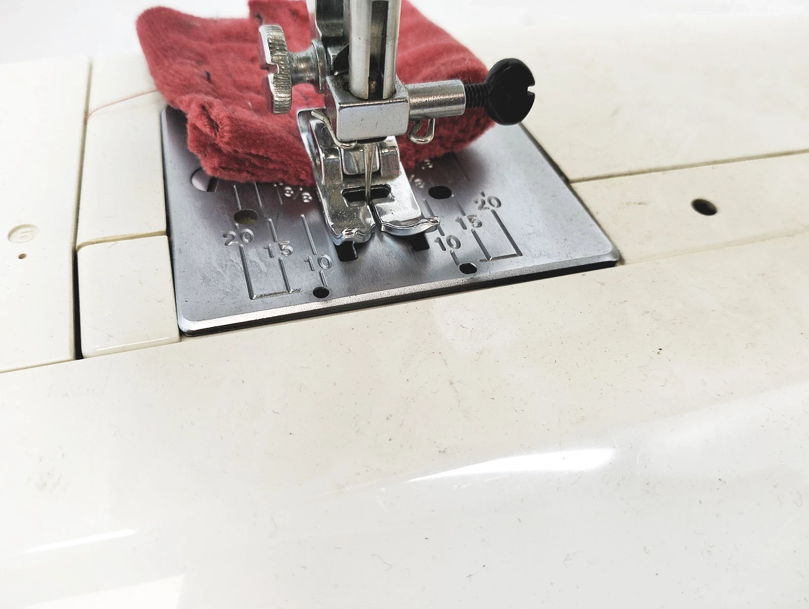 maszyna-do-szycia-elna-2110-kolor-dominujacy-bialy