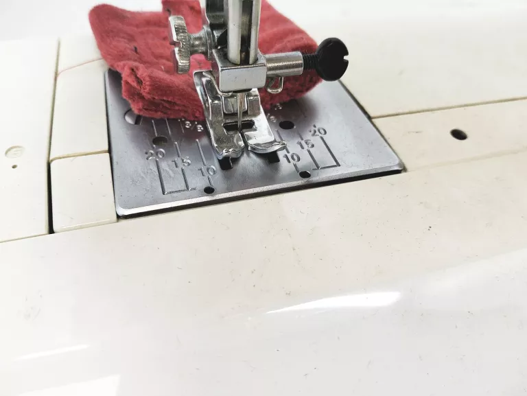 maszyna-do-szycia-elna-2110-kolor-dominujacy-bialy