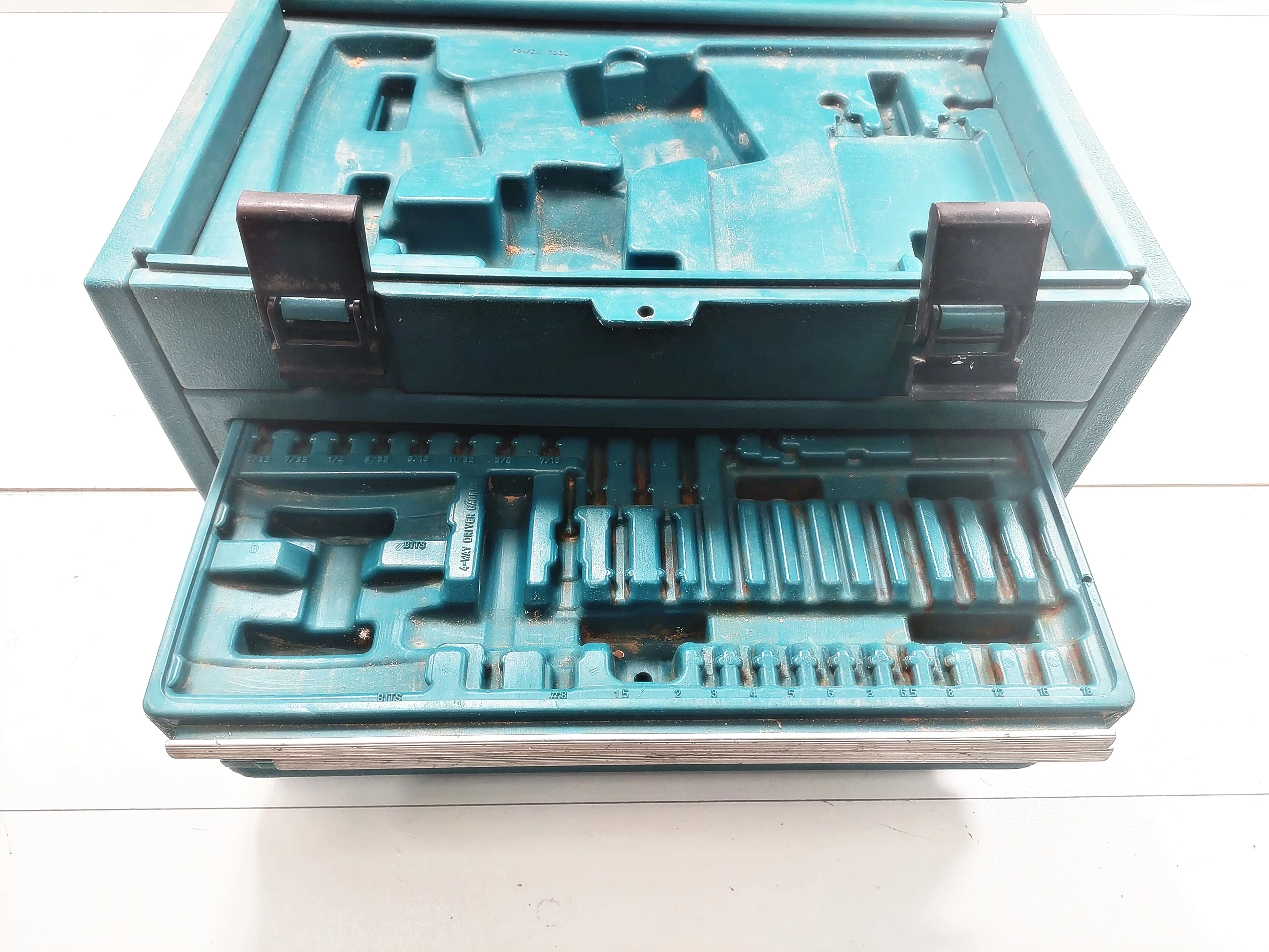 skrzynka-narzedziowa-makita-organizer-wkretarka-plac-3-maja-6-sj-luban-kamp