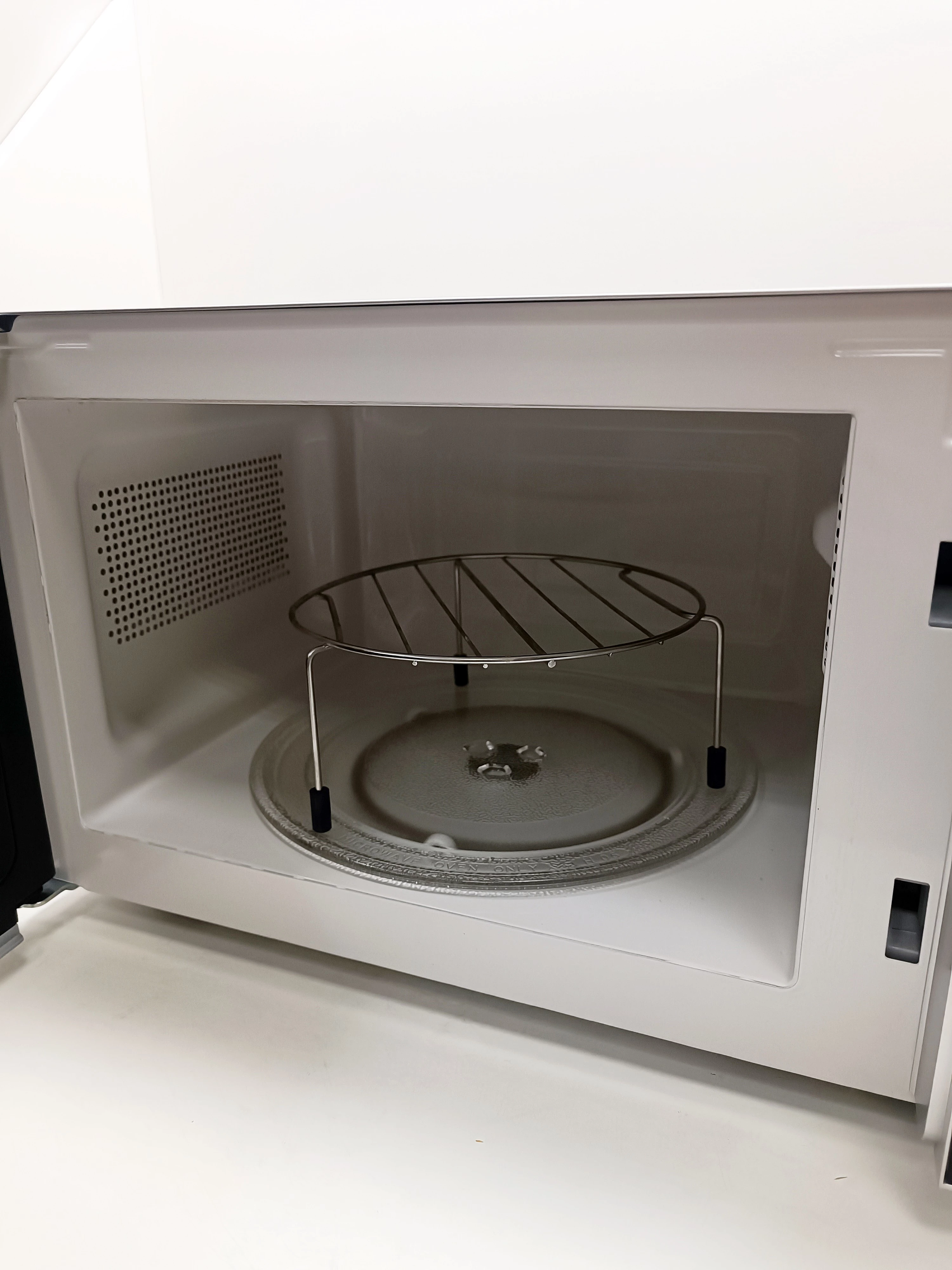 kuchenka-mikrofalowa-wolnostojaca-raven-ekm002-kolor-dominujacy-srebrnyszary