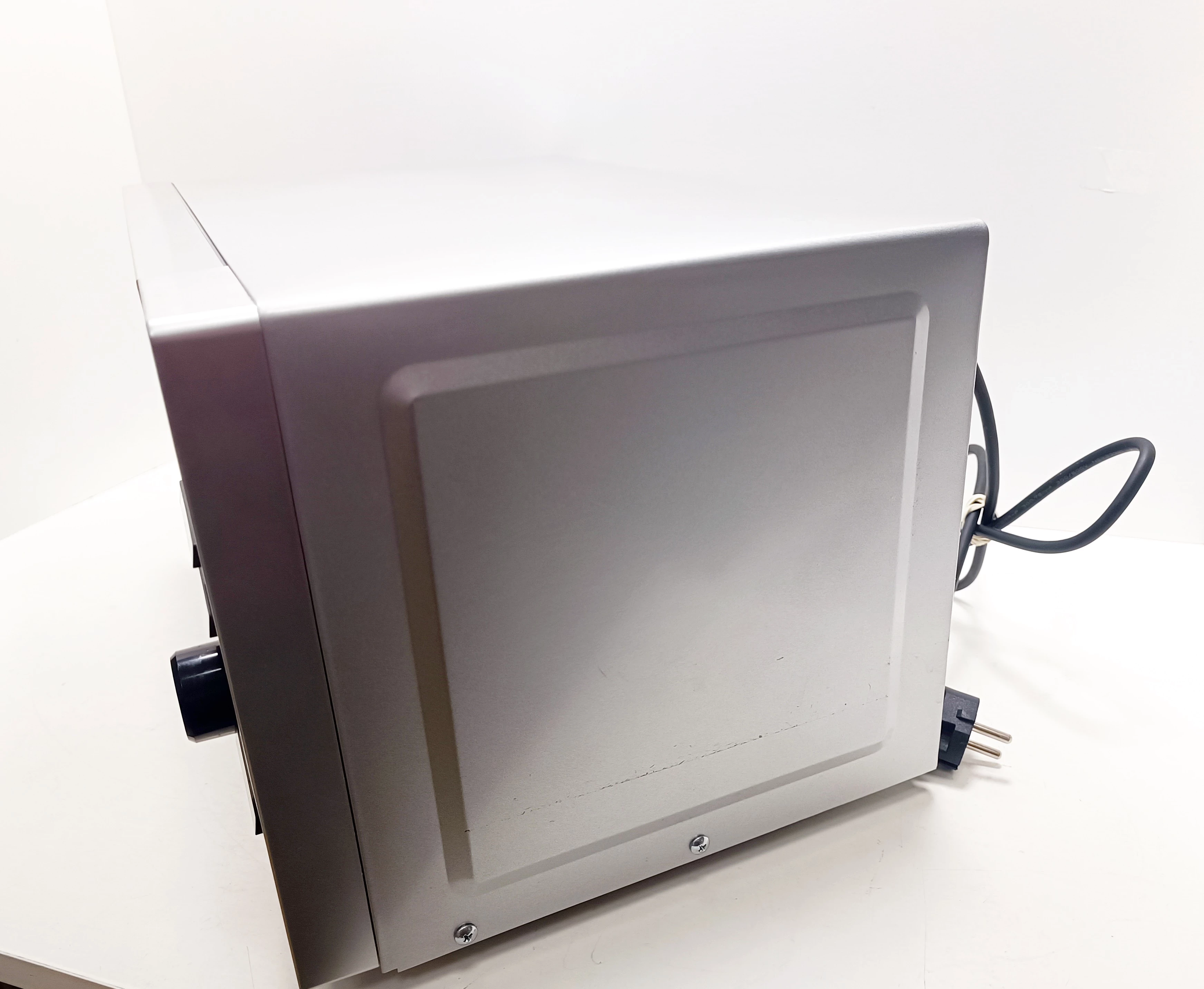 kuchenka-mikrofalowa-wolnostojaca-raven-ekm002-moc-mikrofal-700