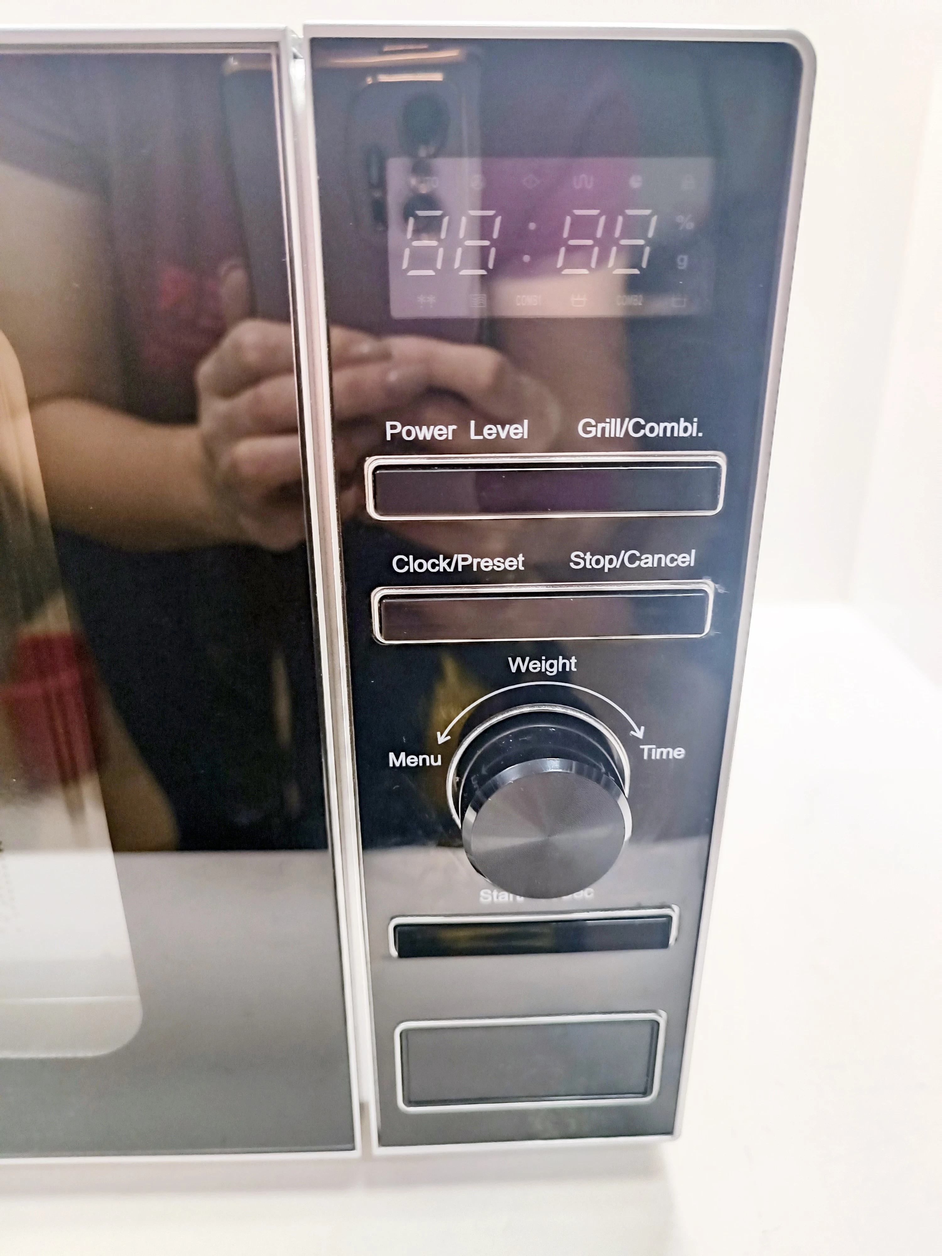 kuchenka-mikrofalowa-wolnostojaca-raven-ekm002-stan-uzywany