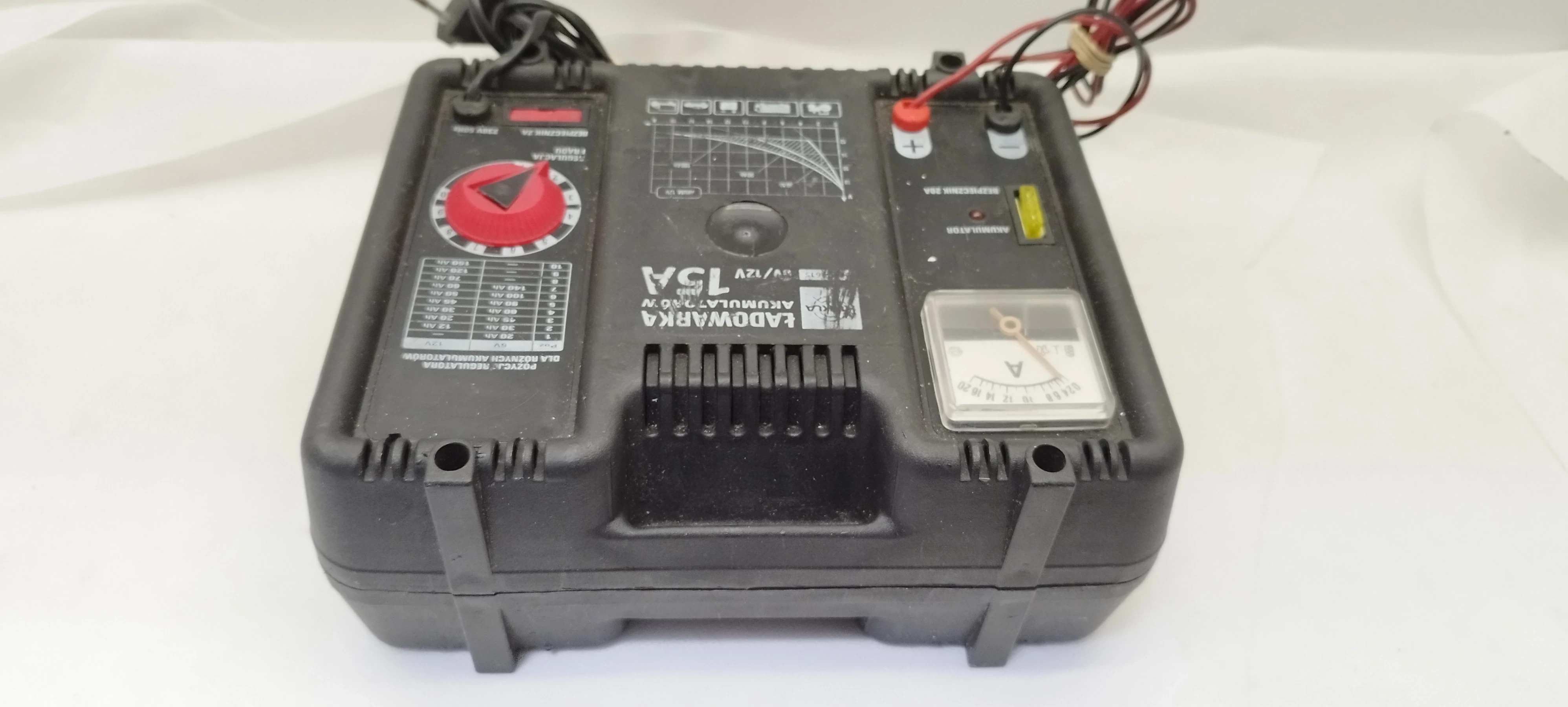 prostownik-kukla-6v12v-15a-natezenie-maksymalne-15