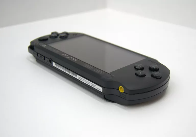 konsola-sony-psp-street-e1004-jak-nowa-wersja-konsoli-slim